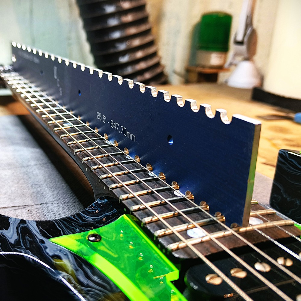 Ίσιος χάρακας ακριβείας με εγκοπές για κιθάρα και μπάσο